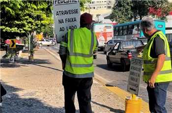Prefeitura promove ações para deixar trânsito mais seguro em frente ao Centro Administrativo